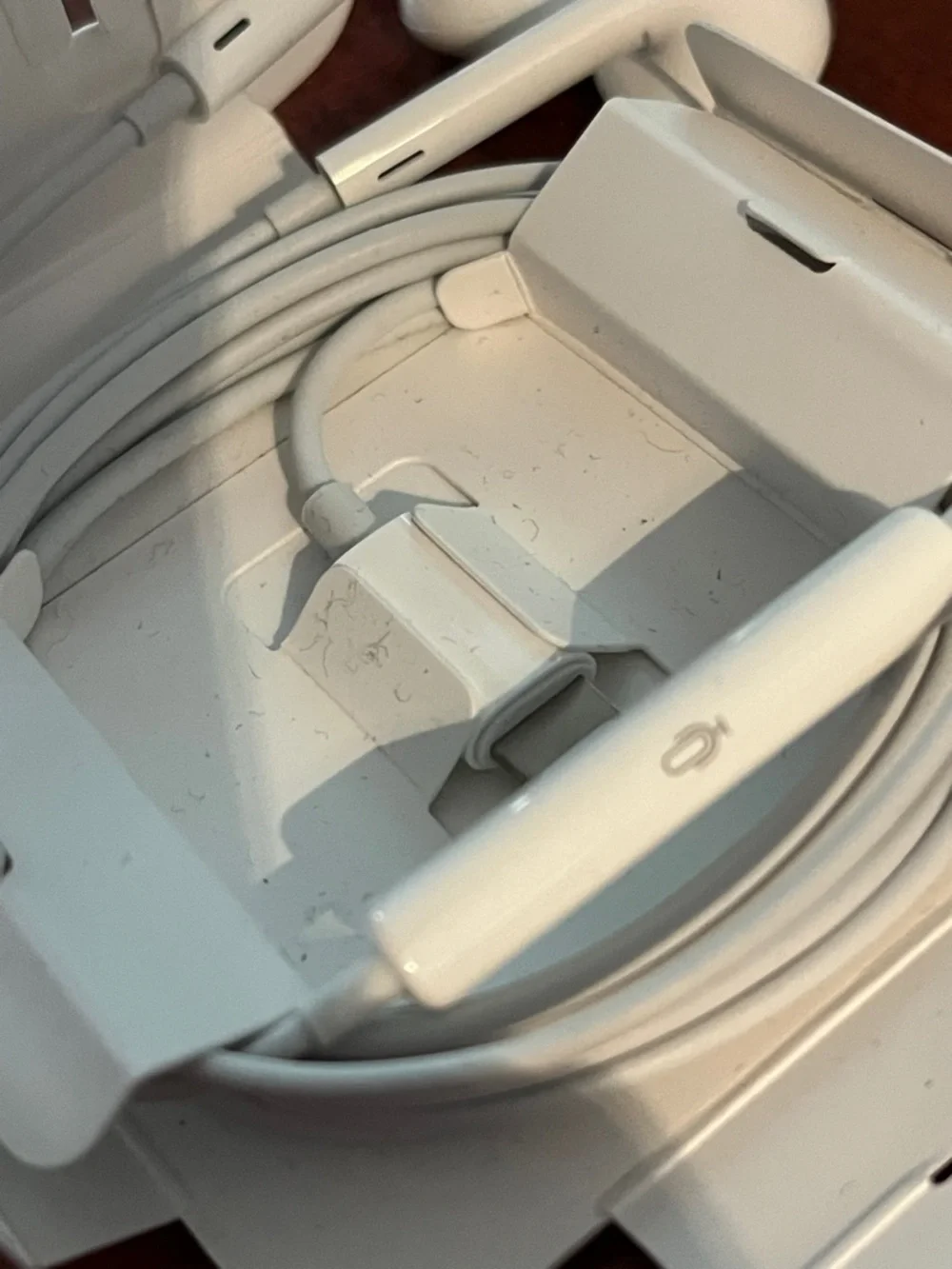 Apple White Wired Earbuds in Folded Card lightning connector